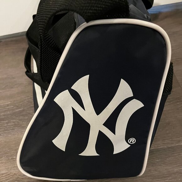 Vintage Adidas New York Yankees Duffle Gym Bag Small Adidas Yankees Logo MLB - Picture 2 of 4